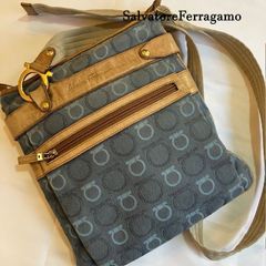 フェラガモ　SalvatoreFerragamo　ガンチェーン　キャンバスショルダーバック　斜め掛け