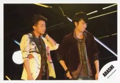 【中古】生写真(ジャニーズ) 嵐/大野智・櫻井翔/横型・上半身・大野左手首筋・櫻井右手腰・背景黒/公式生写真