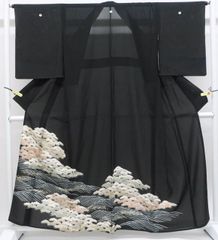 【一輝堂】リサイクル着物 黒留袖 五つ紋 金彩 波に松文 銀糸 比翼仕立て 正絹 身丈158cm 裄丈64cm 25z07-3868