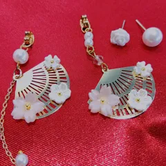 和風　桜　扇　ピアス　ゴールド　おおぶり　揺れる　レディース　アシンメトリーピアス