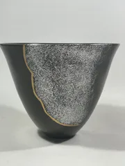 美品 池坊 青紫色系曲線デザインの陶器花器 変形 三口 剣山(小)二