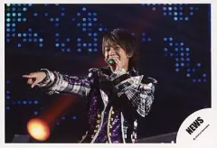 【中古】生写真(ジャニーズ) NEWS/小山慶一郎/ライブフォト・横型・上半身・チェック柄ジャケット・左手マイク・右手指差し・背景スクリーン/公式生写真