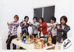 【中古】生写真(ジャニーズ) NEWS/集合(6人)/横型・膝上・両手クラッカー持ち・テーブル/公式生写真
