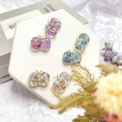 【 ピアス or イヤリング 】 きらきら バタフライ パープル ホワイト ブルー 蝶 ちょうちょ 春 レジン ラメ ドライフラワー かわいい キュート 小ぶり