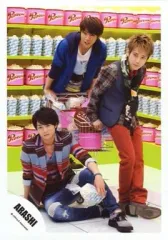 【中古】生写真(ジャニーズ) 嵐/二宮和也・櫻井翔・相葉雅紀/全身・座り・両手ショッピングカート・座り・左手ポップコーン・背景緑/公式生写真