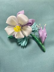 つまみ細工　ブローチ（西洋オダマキ）