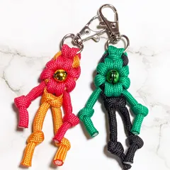 人形 ペア キーホルダー 恋人 プレゼントヒトガタ チャーム パラコード ハンドメイド スマホ カメラ ギフト 赤 アカ レッド オレンジ 緑 ミドリ グリーン 黒 クロ ブラック