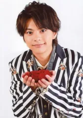 【中古】生写真(ジャニーズ) Sexy Zone/佐藤勝利/上半身・衣装白黒ストライプ柄・両手花びら・バラ/Sexy Zone presents Sexy Tour 2017～STAGE