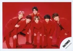 【中古】生写真(ジャニーズ) SixTONES/集合（6人）/横型・全身・衣装赤・前屈み・背景赤/Johnnys’ ISLAND STORE グッズオフショット’20夏/公式生写真