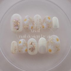 クリームホワイトのフラワーネイル⋆*