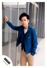 【中古】生写真(ジャニーズ) 嵐/二宮和也/膝上・衣装青白黒・デニム・右手窓・左手ポケット/「青空の下、キミのとなり」PV＆ジャケ/公式生写真