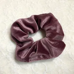 落ち着いたピンク色のベルベットのシュシュ