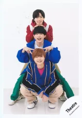 【中古】生写真(STARTO) AmBitious/真弓孟之・河下楽・岡佑吏/全身/「おいでよ!ミナミ笑店街」グッズオフショット/公式生写真