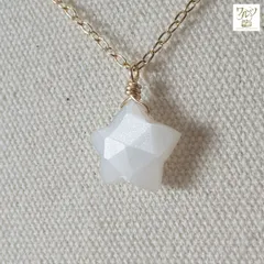 ホワイト ムーンストーンの星ネックレス【アフリカ産】