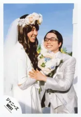 【中古】生写真(ジャニーズ) ジャニーズWEST/小瀧望・重岡大毅/膝上・衣装白グレー銀・花束・眼鏡・向かい合わせ/「バリハピ」PV＆ジャケ/公式生写真