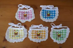 ◆ピンクとブルー、グリーン再入荷しました◆スタイ　まえかけ　前かけ　前掛け　犬　犬服　お誕生日　おめでとう　誕生日　ハッピーバースデー　可愛い　おしゃれ　ドッグウェア　　春夏　犬好き　ハッピーバースディ　HAPPYBITHDAY　お祝い　くま　ベア　くまちゃん