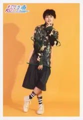 【中古】生写真(男性) 超特急/タクヤ(草川拓弥)/全身・衣装緑・左手顎・足交差・背景黄/「超特急 POP UP STORE」GOLDEN EPOCH SPECIAL 生写真 タクヤ PRUDUCE Ver.(渋谷限定)