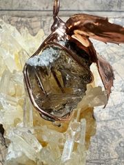 龍脈の精髄 水晶 魂を導く結晶の花 売上一部保護猫活動に使用 龍脈の精髄 ― 黒水晶ペンダント 「護りと再生を宿す大地の力