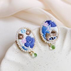 揺れる雫の紫陽花と猫の刺繍ピアス／イヤリング - メルカリShops