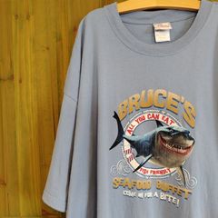 入手困難 ディズニー ファインディングニモ ブルース　Tシャツ　XLサイズ　レア 入手困難 ディズニー ファインディングニモ ブルース Tシャツ XL