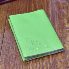 本革 ブックカバー 文庫本サイズ　飾り穴がお洒落【ライトグリーンレザー】【送料無料】グリーン 黄緑色