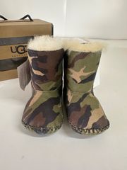 【新品未使用】 UGG 1004093 アグ ベビー シューズ ムートン ブーツ キッズ 出産祝い プレゼント ギフト I I CADEN CAMO OVC 0/1