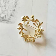 ナチュラル♪ゴールドカラーのリースブローチ　葉パール実ボタニカル金色回転ピン