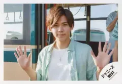 【中古】生写真(ジャニーズ) ジャニーズWEST/小瀧望/横型・バストアップ・シャツ水色・インナー白・両手パー・背景バス/『人生は素晴らしい』PV＆ジャケ写撮影/公式生写真