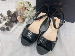 プラダ　黒エナメル　ウェッジヒールサンダル