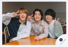 【中古】生写真(ジャニーズ) 少年忍者/黒田光輝・檜山光成・青木滉平/横型・上半身/少年忍者「俺たちのBANG!!!～大劇場を占拠せよ～」グッズオフショット/公式生写真