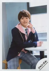 【中古】生写真(ジャニーズ) なにわ男子/大橋和也/膝上・座り・衣装紺・ピンク・グレー・左手人差し指頬・右向き・窓/「なにわ男子 First Live Tour 2019～なにわと一緒に#アオハルしよ?～」グッズオフショット/公式生写真