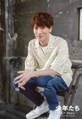 【中古】生写真(ジャニーズ) Snow Man/渡辺翔太/全身・座り・衣装グレー紺・両手合わせ/「少年たち そして、それから...」オリジナルフォト