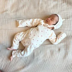 【新品未使用】peekaboo ニューボーンセット　出産祝い　退院着　出産準備　ハート柄　ベージュ　アイボリー