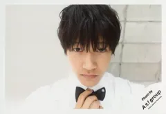 【中古】生写真(ジャニーズ) Aぇ! group/佐野晶哉/横型・バストアップ・衣装白・右手蝶ネクタイ・口閉じ・背景白/「ジャニーズJr.8・8祭り～東京ドームから始まる～」セルフィー/公式生写真