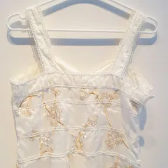 【0006】ホワイトドレス フラワー刺繍 ゴールド 衣装