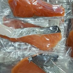 秋鮭の切り身1枚70g前後1.4kg20枚入り4280円！！