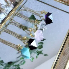 八面体の天然石のネックレス　アバロンシェルを添えて