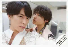 【中古】生写真(ジャニーズ) ジャニーズJr./宮舘涼太・松村北斗/横型・バストアップ・衣装白・黒・松村右手肩・左向き・宮舘顔右向き/Johnnys’ ISLAND セルフィー 2020/公式生写真