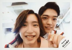 【中古】生写真(ジャニーズ) なにわ男子/道枝駿佑・西畑大吾/横型・バストアップ・衣装白・赤・ピンク・笑顔・カメラ目線・西畑右手道枝の肩/「ジャニーズJr.8・8祭り～東京ドームから始まる～」セルフィー/公式生写真