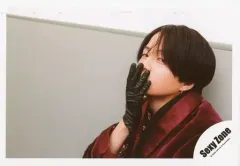 【中古】生写真(ジャニーズ) Sexy Zone/菊池風磨/横型・バストアップ・衣装黒・赤紫・右手口元・左向き・背景白・グレー/アルバム「POP × STEP!?」MVオフショット/公式生写真