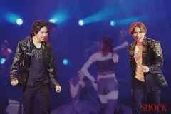 【中古】生写真(STARTO) Kinki Kids・timelesz/堂本光一・佐藤勝利/ライブフォト・横型・膝上・2Lサイズ/「Endless SHOCK / Endless SHOCK -Eternal-」ステージフォト