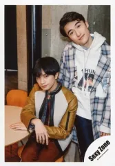 【中古】生写真(ジャニーズ) Sexy Zone/中島健人・マリウス葉/膝上・衣装白・青・茶色・黒・チェック柄・中島座り・マリウス首傾げ/「Sexy Zone LIVE TOUR 2019 PAGES」グッズオフショット/公式生写真 