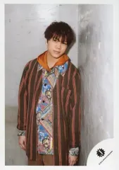 【中古】生写真(ジャニーズ) 7 MEN 侍/佐々木大光/膝上・衣装黒・赤・青・両手下・左向き・首傾げ・口閉じ/「Johnnys’ ISLAND」グッズオフショット/公式生写真