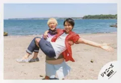 【中古】生写真(ジャニーズ) ジャニーズWEST/神山智洋・重岡大毅/横型・衣装紫グレー・赤白・神山重岡抱き・重岡左手広げ・背景海/『人生は素晴らしい』PV＆ジャケ写撮影/公式生写真