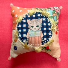ハンドメイド　パッチde針山　ミニ　おめかしネコさん　ピンクッション　パッチワーク　針山　ネコ　雑貨　花柄