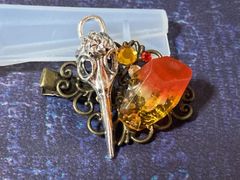 カラスの頭蓋骨と炎の魔鉱石のクリップ