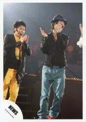 【中古】生写真(ジャニーズ) NEWS/増田貴久・錦戸亮/ライブフォト・衣装黒・帽子・両手合わせ・目線右/公式生写真