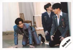 【中古】生写真(ジャニーズ) Snow Man/渡辺翔太・宮舘涼太・深澤辰哉/横型・全身/シングル「タペストリー / W」MV＆ジャケ写オフショット/公式生写真