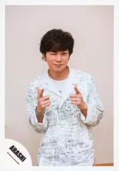 【中古】生写真(ジャニーズ) 嵐/松本潤/上半身・衣装白・両手指指し・体正面・右目閉じ・背景白/「Are You Happy?」ジャケ写撮影＆「Don’t You Get It」PV撮影/公式生写真