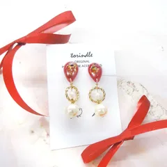 パール　クリップ式イヤリング　レッド　ドロップモチーフ　ゴールド　揺れる　シェル